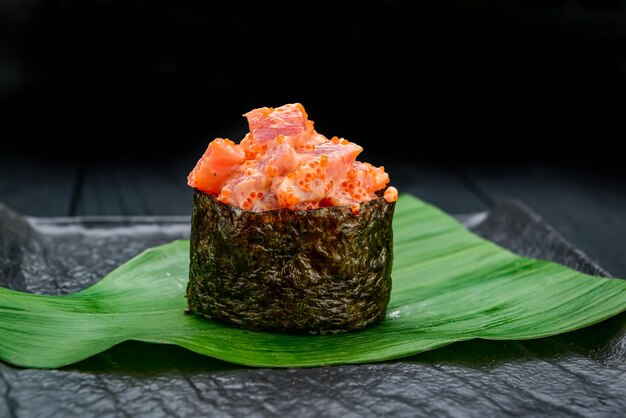 Sushi roll gunkan z tuńczykiem i kawiorem