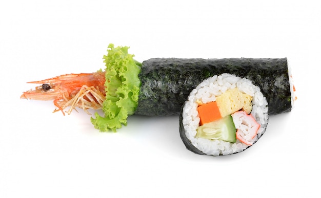 Sushi roll i krewetki tempura sushi roll na białym tle.