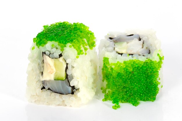 Sushi roll japońskie jedzenie na białym tle