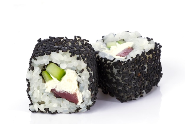 Sushi roll japońskie jedzenie na białym tle