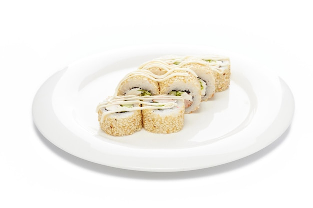 Sushi roll japońskie jedzenie na białym tle