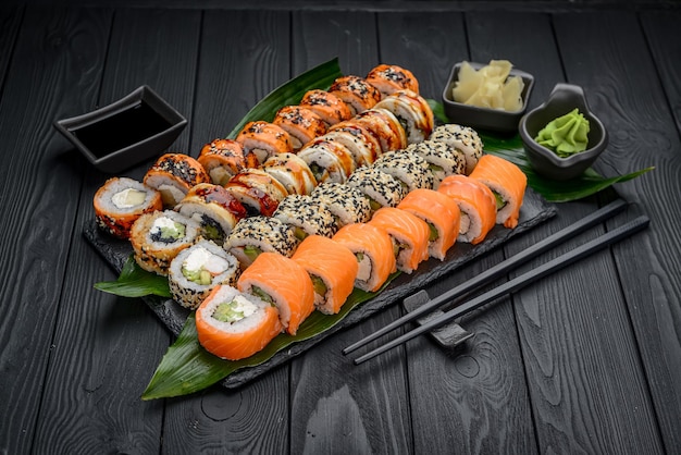 Sushi roll japońskie jedzenie w restauracji?