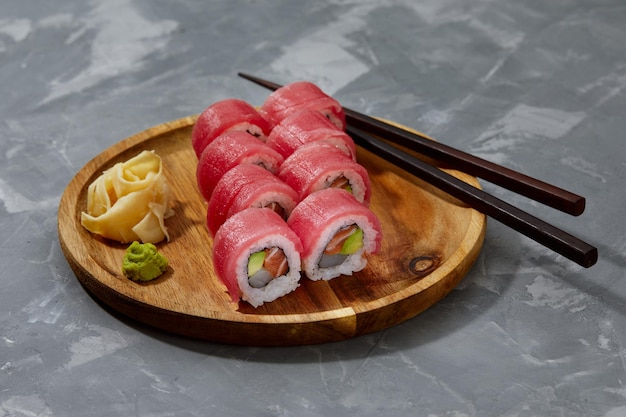 Sushi roll Maguro z tuńczykiem krewetki łosoś wędzony węgorz awokado ser philadelphia na czarnym tle menu sushi japońskie jedzenie