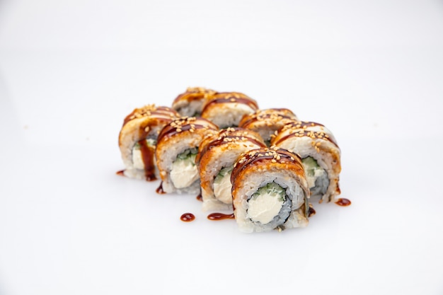 Sushi roll na białym stole