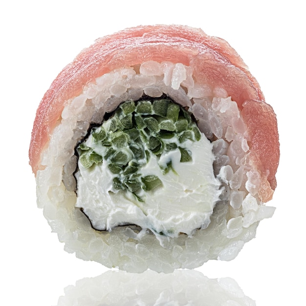 Sushi Roll na białym tle. Zamknij widok z odbicia.