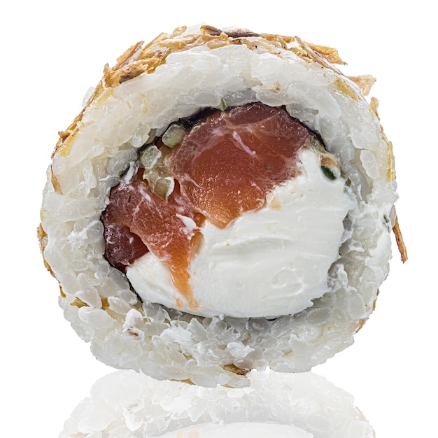 Sushi Roll na białym tle. Zamknij widok z odbicia.