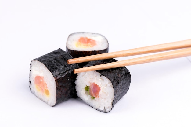 Sushi Roll na białym tle