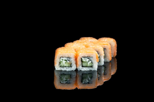 Sushi Roll Na Czarnym Tle Refleksji Japońskie Jedzenie Bliska