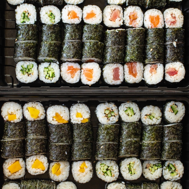 Zdjęcie sushi roll owoce morza maki susi łosoś tuńczyk ryż nori wasabi sezam azjatyckie jedzenie