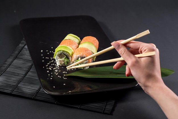 Sushi Roll Philadelphia Na Czarnym Tle Sushi Menu Japońskie Jedzenie