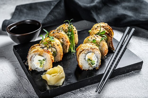Sushi roll, sushi Maki z wędzonym węgorzem i ogórkiem