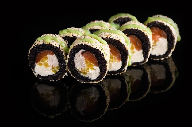 Sushi roll sushi na czarnym tle małże