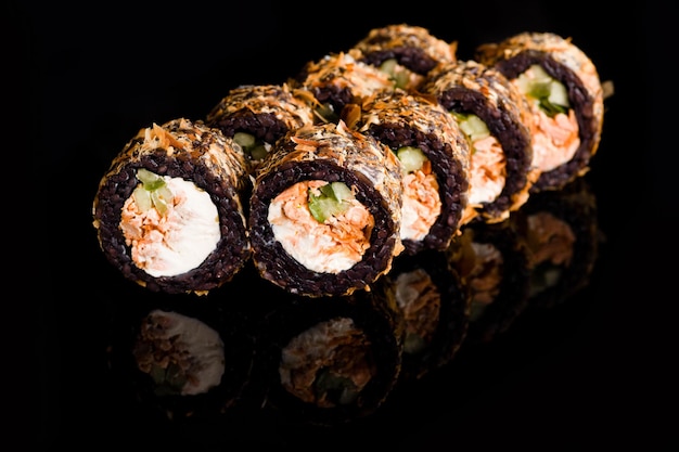 Sushi roll sushi na czarnym tle małże