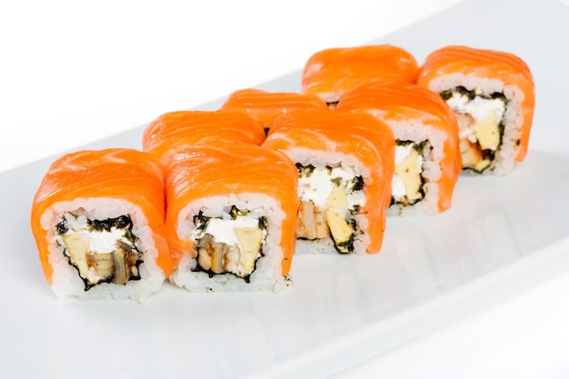 Sushi (Roll unagi maki syake) na białym tle