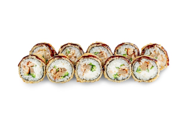 Sushi roll unagi smażona z węgorzem kremowym serkiem omlet z ogórkiem posypana sosem kabayaki na na białym tle