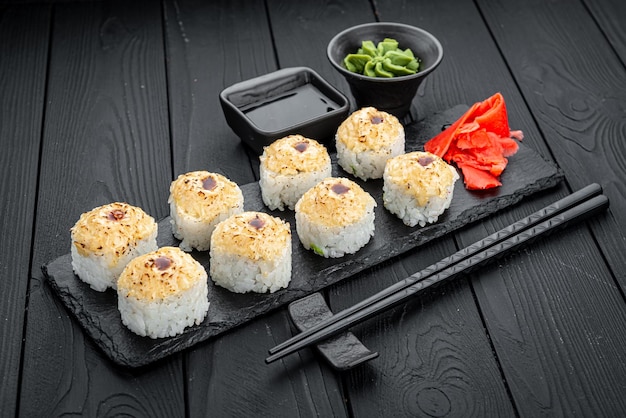 Sushi roll wulkaniczne rolki z rybą i serem