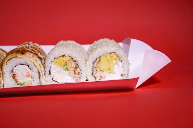 Zdjęcie sushi roll z krewetkami z kraba mango i sezamem