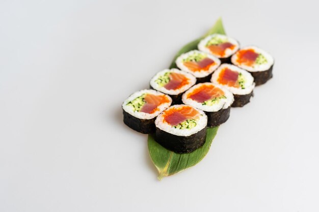 Sushi roll z łososiem i krewetką w tempurze.