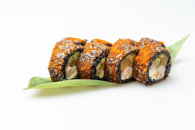 Sushi roll z łososiem i krewetką w tempurze.
