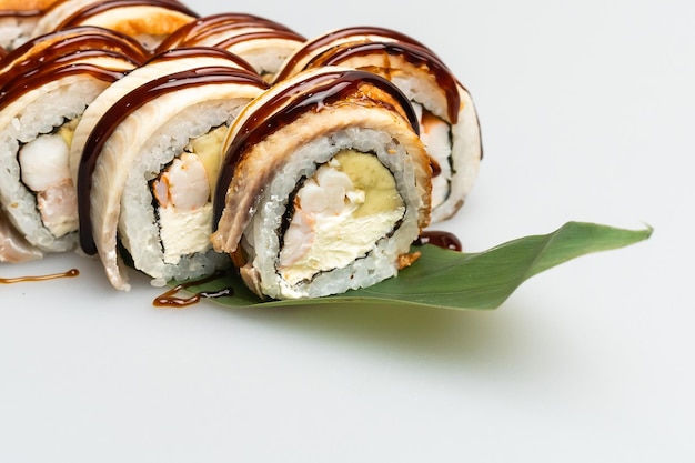 Sushi roll z łososiem i krewetką w tempurze.