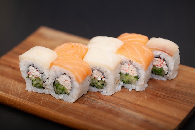 Sushi roll z łososiem, serem i awokado.