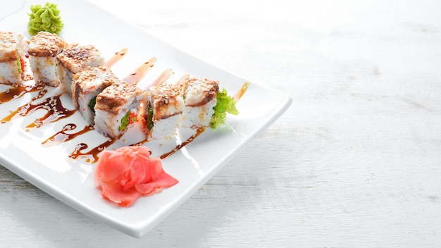 Sushi roll z tuńczykiem i kawiorem Kuchnia japońska Widok z góry