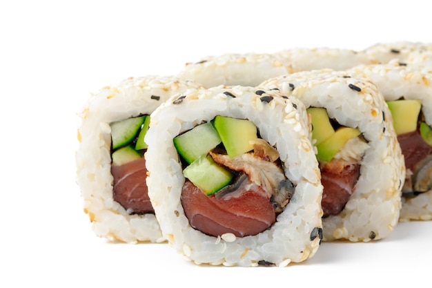 Sushi roll z tuńczykiem i sezamem na białym tle