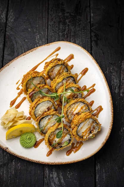 sushi roll z wasabi i sezamem na talerzu. pyszne jedzenie, zbliżenie