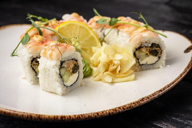 sushi roll z wasabi na talerzu. pyszne jedzenie, zbliżenie