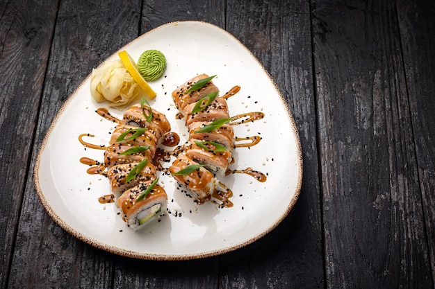 sushi roll z wasabi na talerzu. pyszne jedzenie, zbliżenie