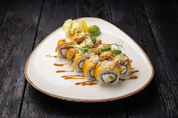 sushi roll z wasabi na talerzu. pyszne jedzenie, zbliżenie