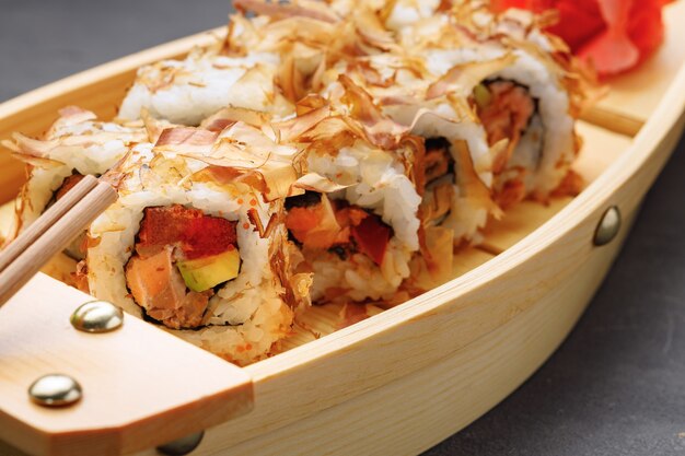 Sushi roll z wiórami tuńczyka na talerzu z bliska