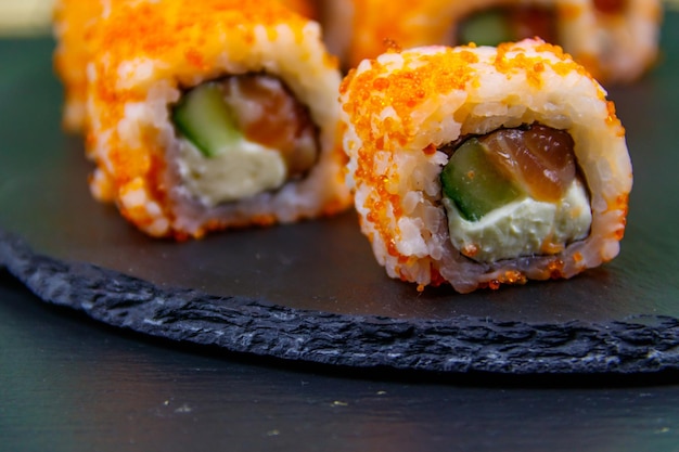 Sushi rolle philadelphia na czarnym łupku