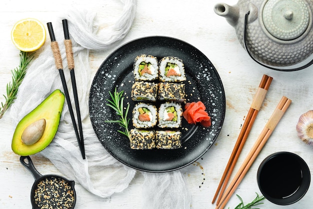 Sushi Rolls California z sezamowym łososiem i awokado Zestaw rolek sushi z owocami morza