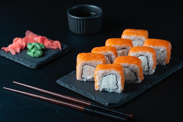 Sushi rolls closeup Japońskie jedzenie w restauracji Filadelfia rolki sushi na czarnym tle łupków