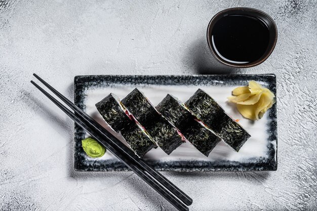 Sushi Rolls hosomaki z łososiem, awokado i tuńczykiem