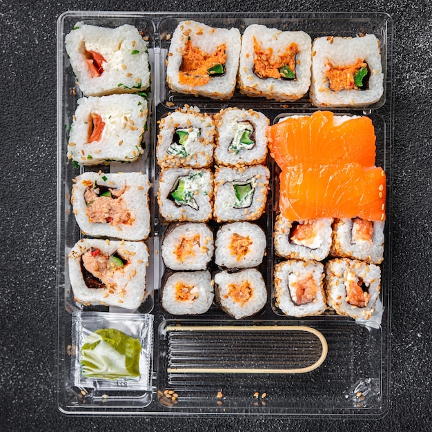 sushi rolls posiłek owoce morza żywnościowego przekąska fast food na stole skopiuj przestrzeń żywnościowego rustykalny