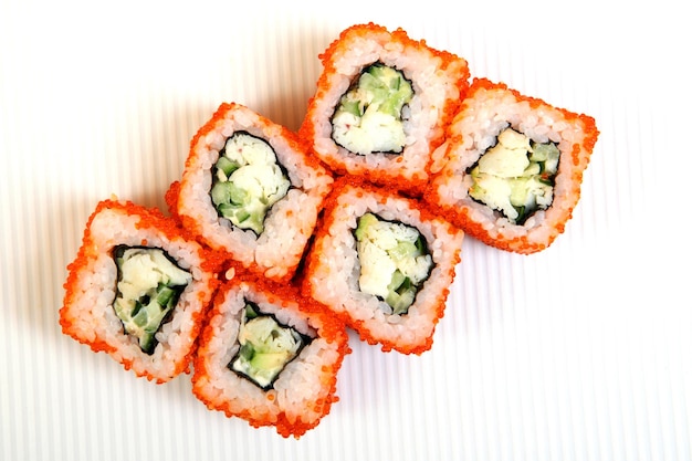 Sushi Rolls z krewetką Roll California z awokado Japońskie jedzenie