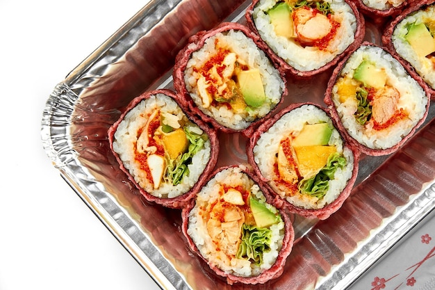 Sushi rolls z krewetkami i awokado w talerzu na białym tle zbliżenie selektywne focus