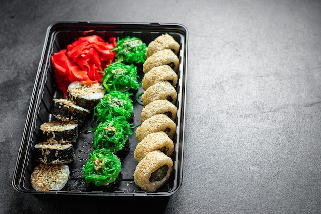 Sushi Rolls zestaw łososia, pstrąga, tuńczyka, kawioru tobiko, nori i innych