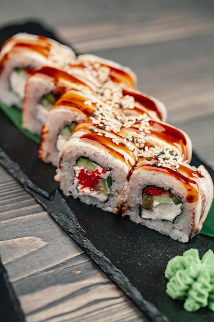 Sushi serwowane na tabliczce z łupków w restauracji