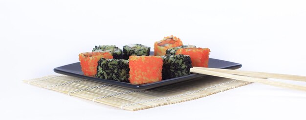 Sushi Ustaw różne rodzaje sushi Maki i pałeczki na ab