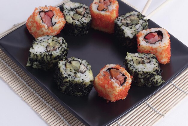 Sushi Ustaw różne rodzaje sushi Maki i pałeczki na ab