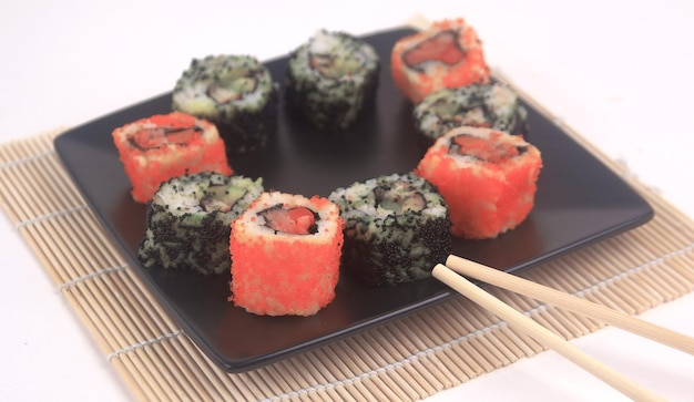 Sushi Ustaw różne rodzaje sushi Maki i pałeczki na ab