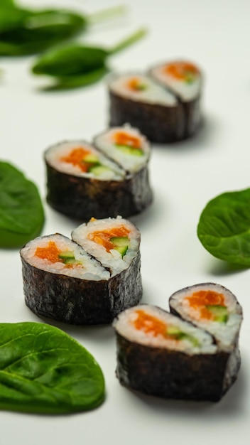 Zdjęcie sushi w kształcie serca na walentynki