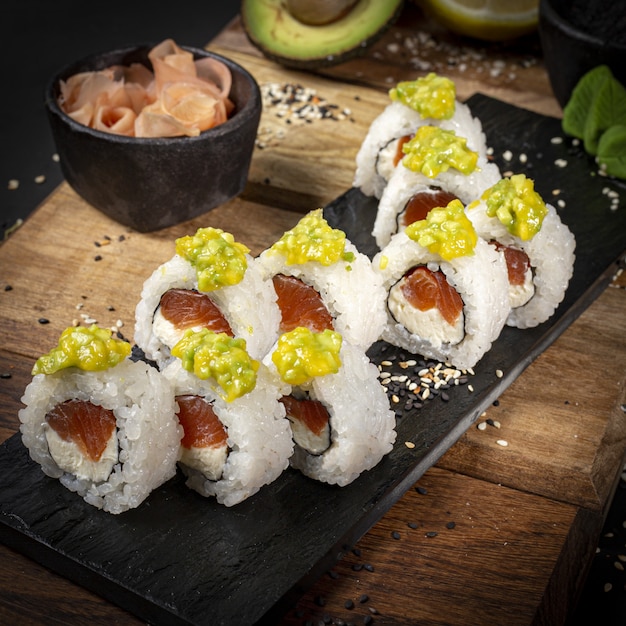 Zdjęcie sushi w stylu ciemnego jedzenia na talerzu