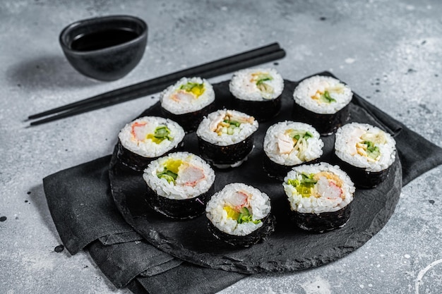 Sushi w stylu koreańskim Kimbap lub gimbap wykonane z gotowanego na parze białego ryżu Szare tło Widok z góry