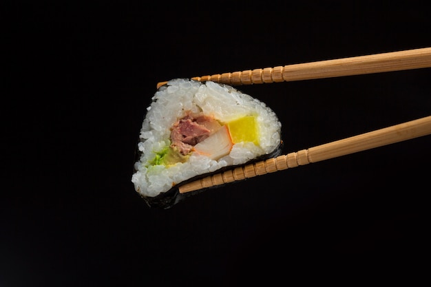 Sushi z bliska, japońskie jedzenie na czarno