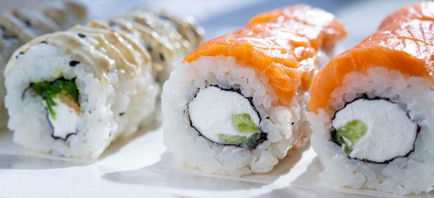 Sushi z czerwoną rybą. Pyszne sushi.Japońskie sushi