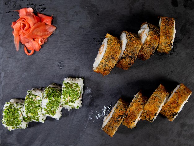 Zdjęcie sushi z dużego kąta widzenia